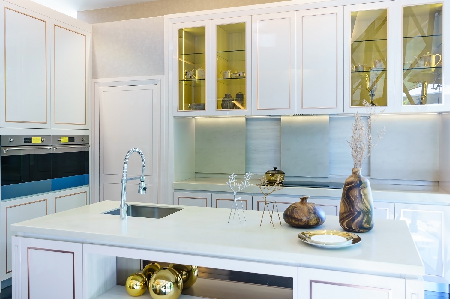 https://azgolfhomes.com/wp-content/uploads/2018/09/5-Kitchen-Staging-Tips-You-Cant-Afford-to-Ignore.jpg